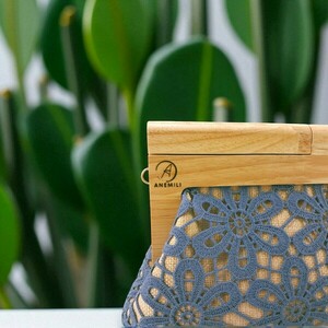 "Galini" Clutch Τσάντα σε Dusty Blue με Δαντέλα & Ξύλινο Κούμπωμα - ύφασμα, ξύλο, clutch, ώμου, χειρός - 5