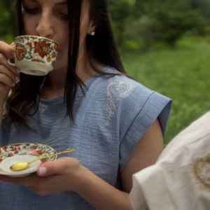 Rodia Handmade Clothing Γυναικεία Μπλούζα Αμάνικη Λινή Γαλάζια με Ασημί Κέντημα - crop top