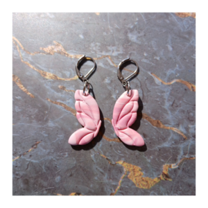 Pink butterfly earrings - πηλός, πεταλούδα, μακριά, ατσάλι, φθηνά