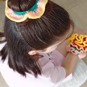 Πλεκτό Scrunchy πετρόλ-σομόν-κίτρινο Small - νήμα, λαστιχάκια μαλλιών - 2