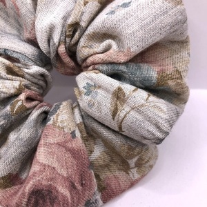 Υφασμάτινο λαστιχάκι scrunchie vintage rose - ύφασμα, κορίτσι, για τα μαλλιά, λαστιχάκια μαλλιών - 2