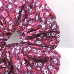 Υφασμάτινο λαστιχάκι scrunchie little flowers - ύφασμα, κορίτσι, για τα μαλλιά, λαστιχάκια μαλλιών - 2