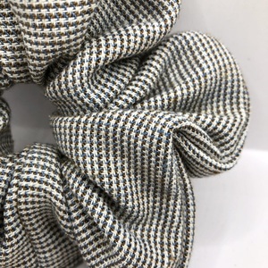 Υφασμάτινο λαστιχάκι scrunchie pie de poule - ύφασμα, κορίτσι, για τα μαλλιά, λαστιχάκια μαλλιών - 2