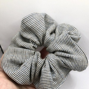 Υφασμάτινο λαστιχάκι scrunchie pie de poule - ύφασμα, κορίτσι, για τα μαλλιά, λαστιχάκια μαλλιών - 3
