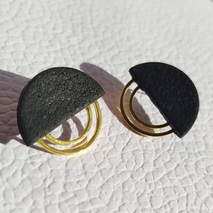 Μαύρα ημικυκλικά statement studs από πολυμερικό πηλό με χρυσές ατσάλινες λεπτομέρειες - μοντέρνο, κύκλος, πηλός, πρωτότυπο, γεωμετρικά σχέδια
