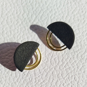 Μαύρα ημικυκλικά statement studs από πολυμερικό πηλό με χρυσές ατσάλινες λεπτομέρειες - μοντέρνο, κύκλος, πηλός, πρωτότυπο, γεωμετρικά σχέδια - 2
