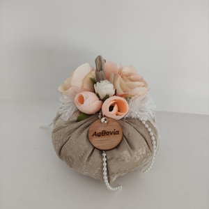 Χειροποίητη υφασμάτινη μπεζ κολοκύθα γούρι με διακοσμητικά Κορδέλες και ξύλινο στοιχείο 12 εκ - ύφασμα, κολοκύθα, γούρια - 3