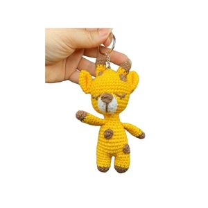 Χειροποίητη πλεκτή plushies μινιατούρα μπομπονιέρα μπρελόκ 15εκατοστά καμηλοπάρδαλη - βαμβακερό νήμα, amigurumi, βάπτισης, σπιτιού