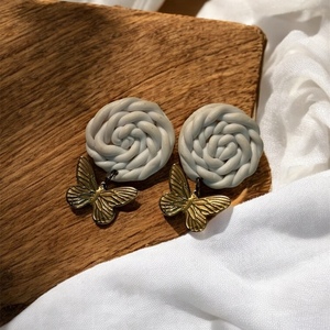 Ivory Flutter-Λευκά Πλεκτά Χειροποίητα Σκουλαρίκια από Πολυμερικό Πηλό με Χρυσές Πεταλούδες – Κρεμαστά Ελαφριά Σκουλαρίκια με Ατσάλινα Καρφάκια - ρητίνη, πηλός, πεταλούδα, ατσάλι - 2