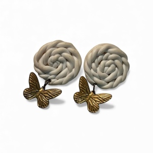 Ivory Flutter-Λευκά Πλεκτά Χειροποίητα Σκουλαρίκια από Πολυμερικό Πηλό με Χρυσές Πεταλούδες – Κρεμαστά Ελαφριά Σκουλαρίκια με Ατσάλινα Καρφάκια - ρητίνη, πηλός, πεταλούδα, ατσάλι - 3